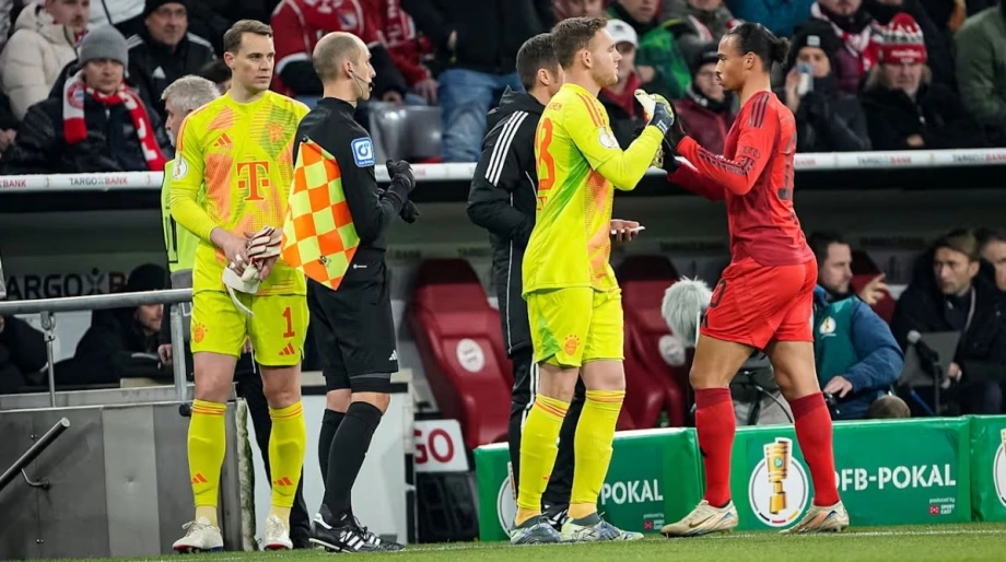 Neuer Nhận Thẻ Đỏ Đầu Tiên